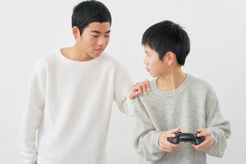 テレビゲームで遊ぶ男の子　白背景