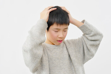 頭を抱える男の子　白背景