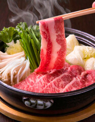 豪華な高級和牛のすきやき - 芸術的に彩られた豊かな食材