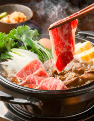 豪華な高級和牛のすきやき - 芸術的に彩られた豊かな食材