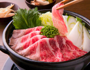 豪華な高級和牛のすきやき - 芸術的に彩られた豊かな食材