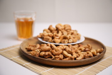 Obraz na płótnie Canvas Grilled cashew nuts in a bowl