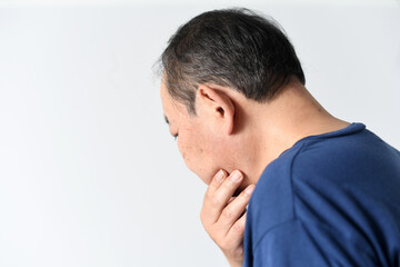 Obraz premium 考え事をするアジア人の高齢者男性の後ろ姿