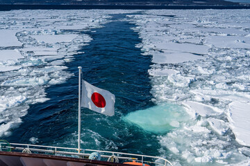 流氷の中を走る © ANSHIN