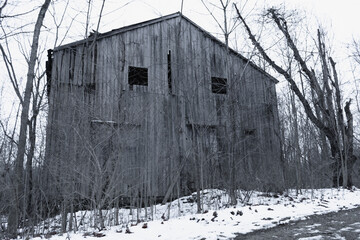 Obraz premium Old Abandoned Barn on Snowy Night