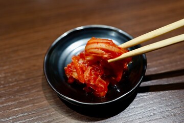 小皿に盛られた少量の白菜キムチ