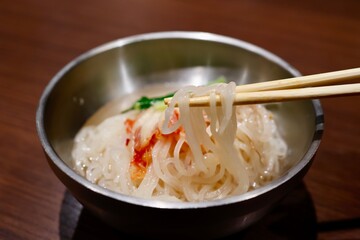 焼肉店で〆に提供された少量の冷麺