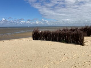 Strand an der Nordsee in Cuxhaven mit typischen Bücheln
