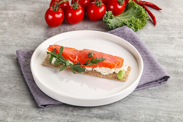Crispy bread with salmon and cream cheese