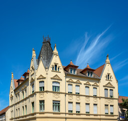 Fototapeta na wymiar Denkmalgeschütztes Eckhaus der Jahrhundertwende mit prächtiger Schmuckfassade in der Altstadt von Nauen