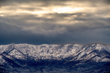 Fototapeta premium 曇り空の下の雄大な雪山
