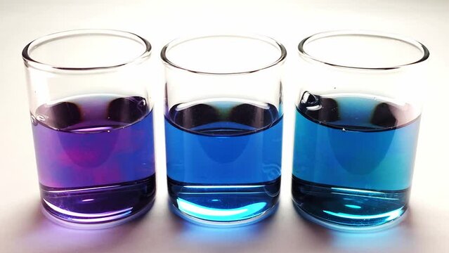 バタフライピーティーで水溶液の酸性、アルカリ性を調べる実験