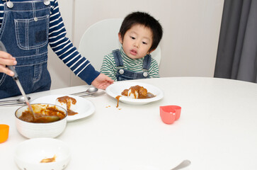 食事中の子供