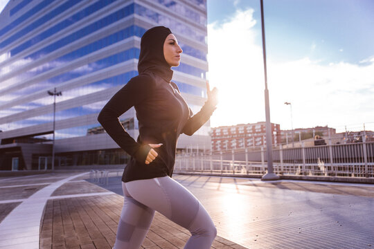 Muslim urban runner training in the city center