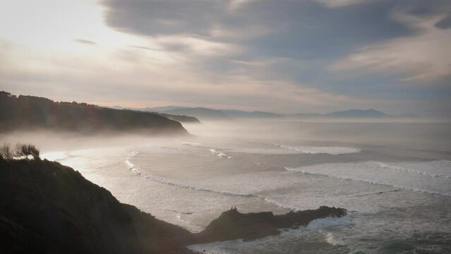 Atardecer en la costa de Bizkaia con bruma de la mar