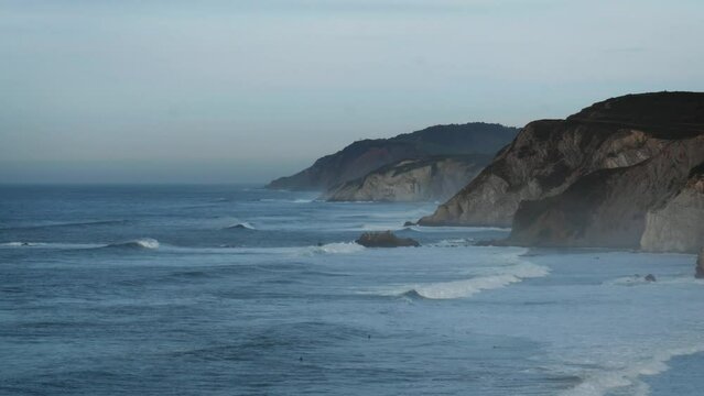 Acantilados de Bizkaia con olas rompiendo