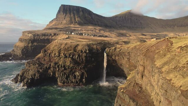 Wasserfall mit Meer im Vordergrund auf den Faroer Islands Drohnenflug