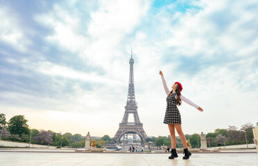 Beautiful young woman visiting paris and the eiffel tower - 721908458