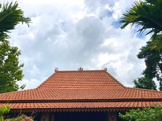 Fototapeta na wymiar traditional Javanese rooftop and cloudy sky