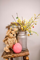 Osterhase mit Osterei und osterstrauss