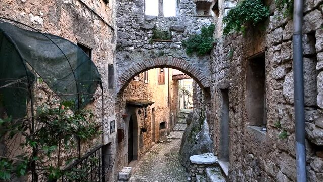 Il borgo medievale di Fumone, Frosinone, Lazio, Italia.
Vista dei resti di una finestra in pietra dell'antico borgo.