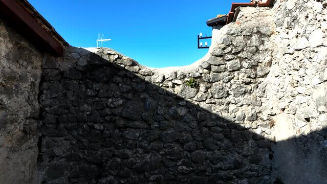 Il borgo medievale di Fumone, Frosinone, Lazio, Italia.
Vista dei resti di una finestra in pietra dell'antico borgo.