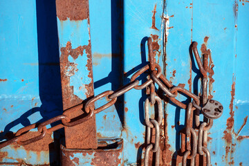 chain on a rusty metal door, nacka,sverige,sweden, Mats
