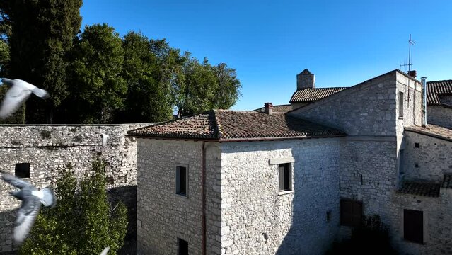 Uccelli volano tra il borgo medievale di Fumone.
Vista aerea del centro storico di Fumone, Frosinone, Lazio, Italia.