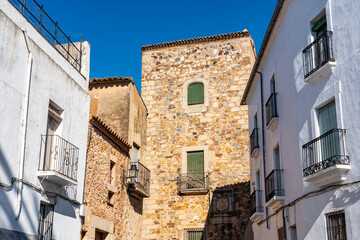 Fototapeta na wymiar Facades of white houses and medieval buildings in the city of Caceres, Spain.