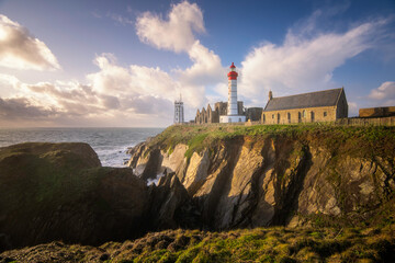 Phare et semaphore sur le bord de mer en Bretagne sous un ciel bleu légèrement nuageux, la pointe saint mathieu dans le finistere