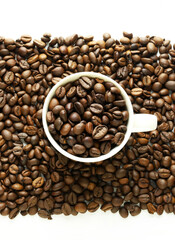 Una tazza di caffè con chicchi di caffè isolati su sfondo bianco. Vista dall'alto. Copia spazio.