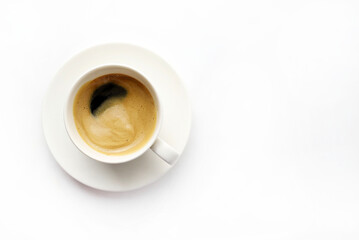 Una tazza di caffè isolata su fondo bianco. Vista dall'alto. Copia spazio.
