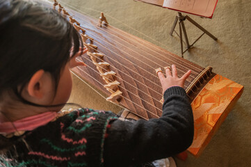 箏を弾く娘