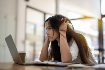 Employees sit and work stressed, work hard, feel bored and dizzy from work, and make mistakes.
