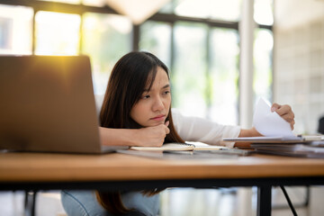 Employees sit and work stressed, work hard, feel bored and dizzy from work, and make mistakes.