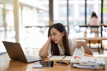 Employees sit and work stressed, work hard, feel bored and dizzy from work, and make mistakes.
