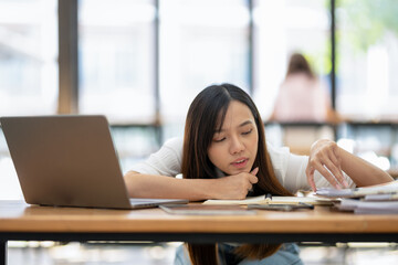 Employees sit and work stressed, work hard, feel bored and dizzy from work, and make mistakes.