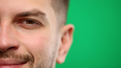 Obraz premium Man's face, close-up, on a green background