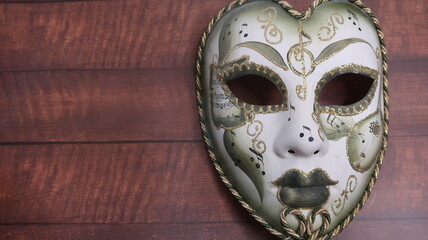 Venezianische Maske auf Holz  Hintergrund