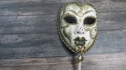 Venezianische Maske auf einem Holzhintergrund