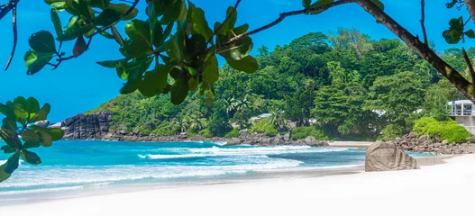 Cercles muraux Anse Source D'Agent, île de La Digue, Seychelles White sand, turquoise water and granite boulders in a tropical beach