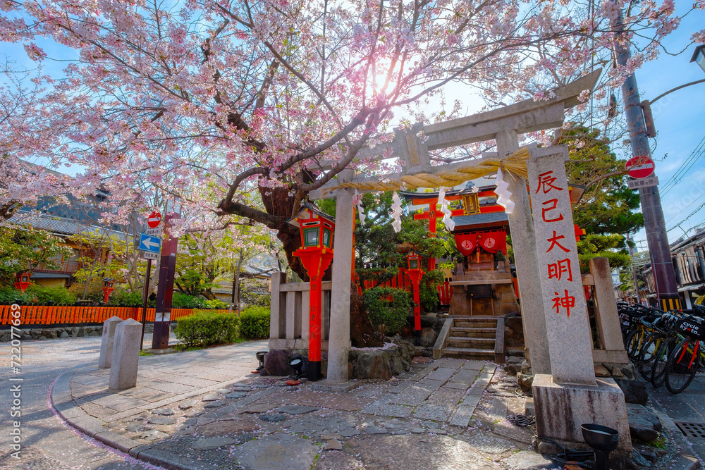 Wall mural Kyoto, Japan - April 2 2023: Tatsumi Daimyojin Shrine situated nearby Tatsumu bashi bridge in Gion district