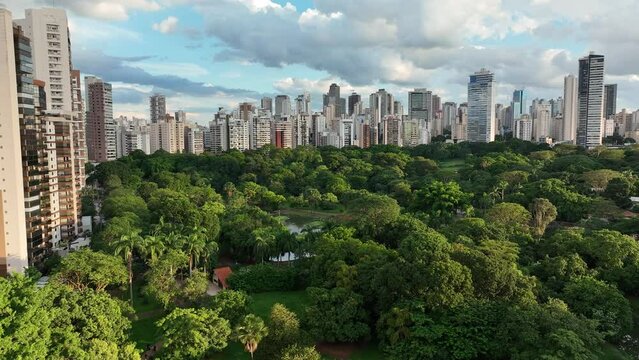 V&iacute;deo breve sobre o Parque Lago das Rosas na Cidade de Goi&acirc;nia, mostrando um horizonte exuberante. 