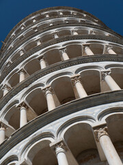 Nahaufnahme Froschperspektive schiefer Turm von Pisa