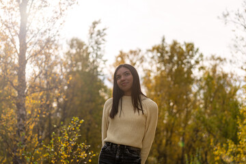 mujer la tina con fondo desenfocado de otoño