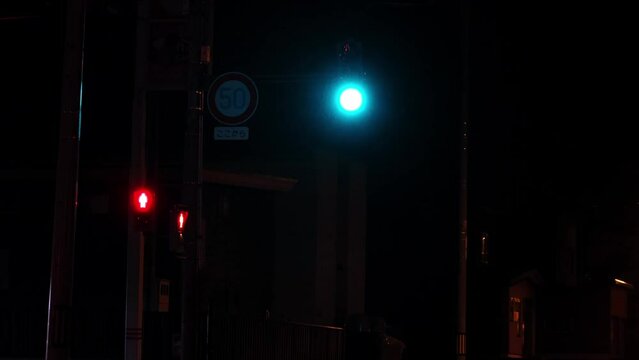 夜の信号機、交通標識と歩行者の安全 