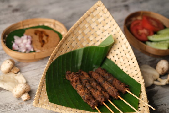 Sate Jamur, is a satay made from oyster mushrooms and edible mushrooms grilled with peanut sauce. This food is suitable for dieters and vegetarians or vegans. Indonesian food. Jamur merang tiram. 