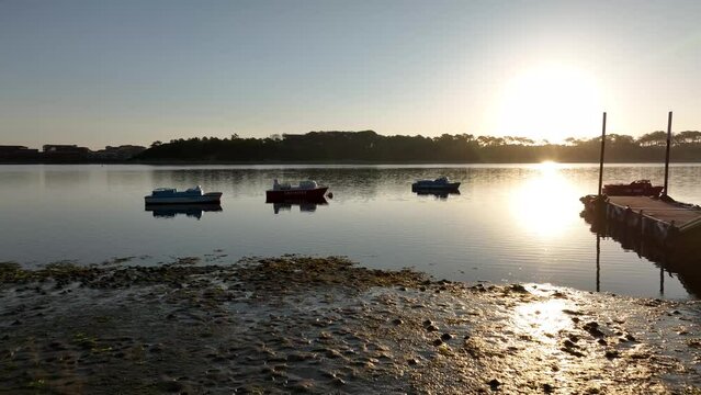 Amanecer con las barcas en el lago