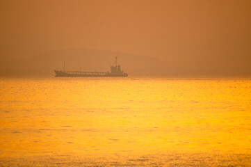 朝焼けの映える海と船のシルエット20190606-2