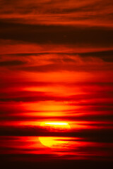 赤く焼ける雲と太陽20200621-2